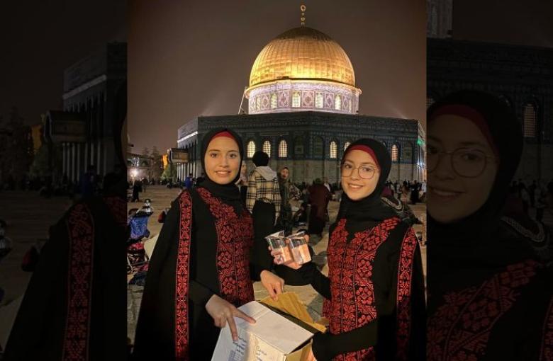 Tala Al-Balali, a Palestinian Youtuber from Jerusalem, and her little sister Lara distribute "Iftar" meals to fasting Palestinians in Al-Aqsa mosque.